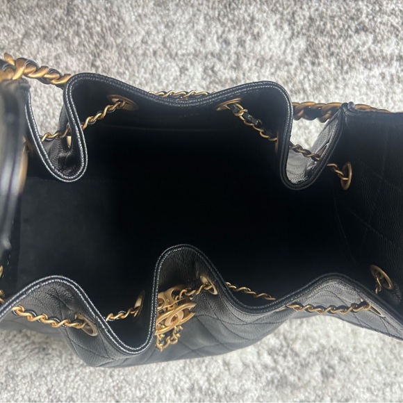 Chanel Black Quilted Shoulder Bag with Gold Chain - Picture 4 of 5